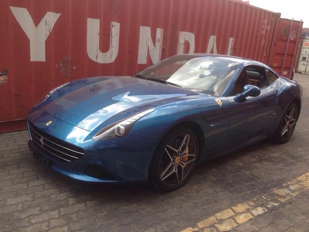 Sieu xe mui tran Ferrari California T “dat chan” toi Viet Nam-Hinh-2